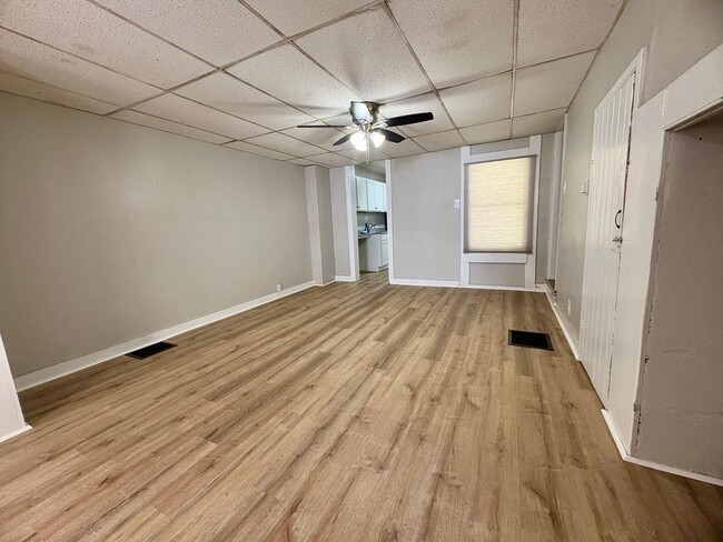 Building Photo - 2 Bedroom 1.5 Bathroom w/Bonus Room in York!