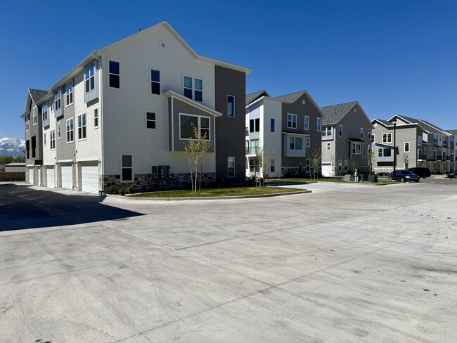 Building Photo - 1063 S 2760 E