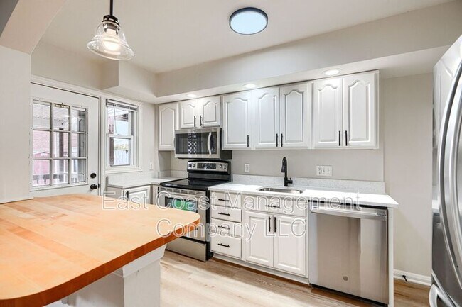 Building Photo - 2735 Moorgate Rd