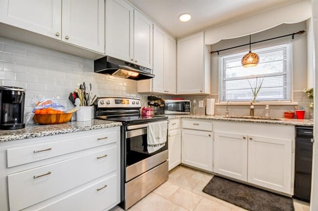 Building Photo - 1205 Westlawn Dr