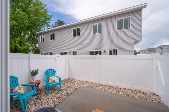 Building Photo - Saturn Townhomes