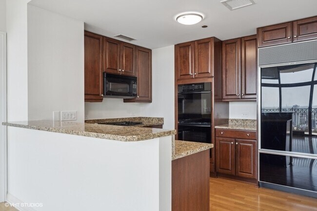 Building Photo - 21 E Huron St