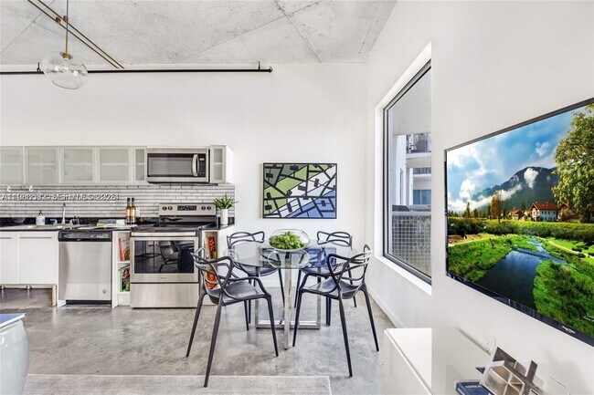 Building Photo - 10 SW South River Dr