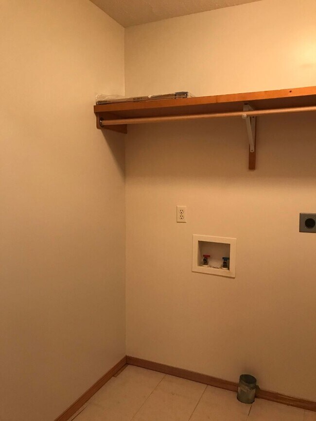 Building Photo - Executive Rental 2 Bedroom 2 Bath 2 Car Ga...