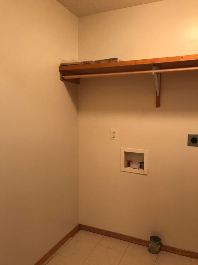 Building Photo - Executive Rental 2 Bedroom 2 Bath 2 Car Garage Duplex