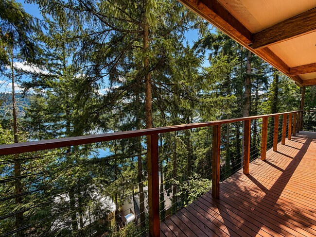 Building Photo - Elevated 2-Bedroom Home with Lake Sammamish Views