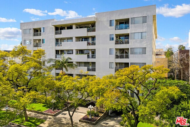 Building Photo - 321 N Oakhurst Dr