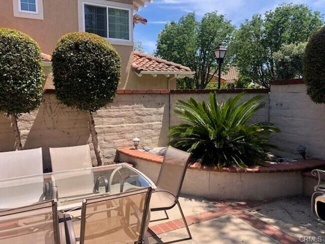 Building Photo - Beautiful End-Unit Townhome in the Desirab...