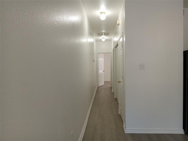 Building Photo - 605-605 Blvd