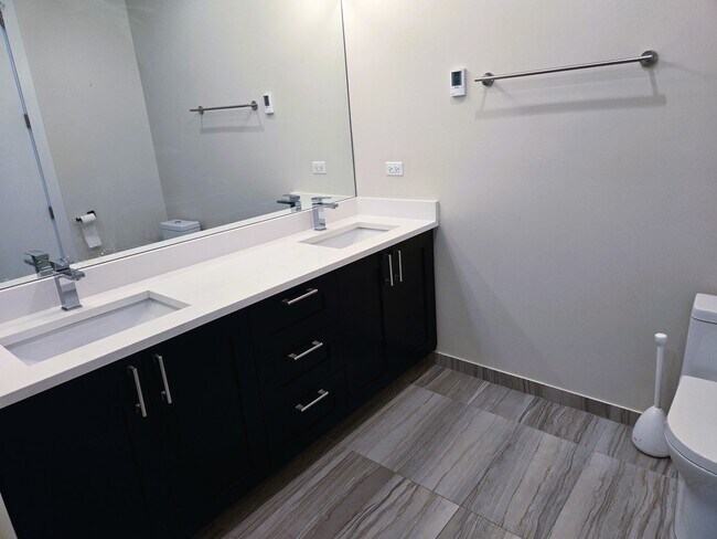 Building Photo - 2744 N Lincoln Ave