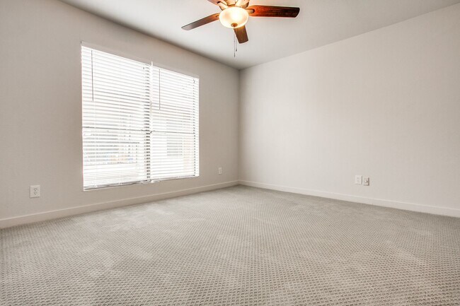 Building Photo - Creekside Condominumums Unit 33