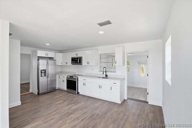 Building Photo - 270 SW 10th Ave