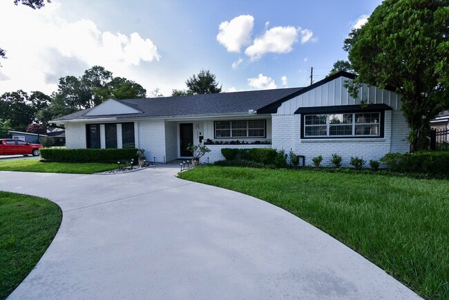 Primary Photo - 5666 Overbrook Ln