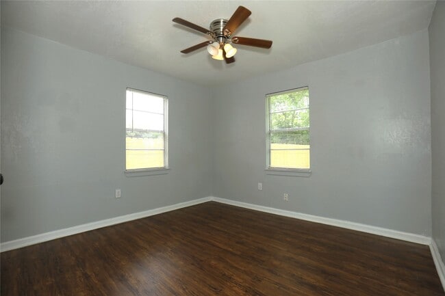 Building Photo - 713 S Valderas St