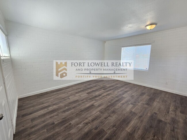 Building Photo - 3049-3051 E Proctor Vista