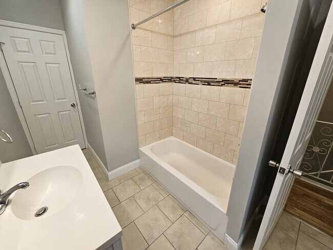 Building Photo - 2 Bedroom recently renovated Belmont Neigh...