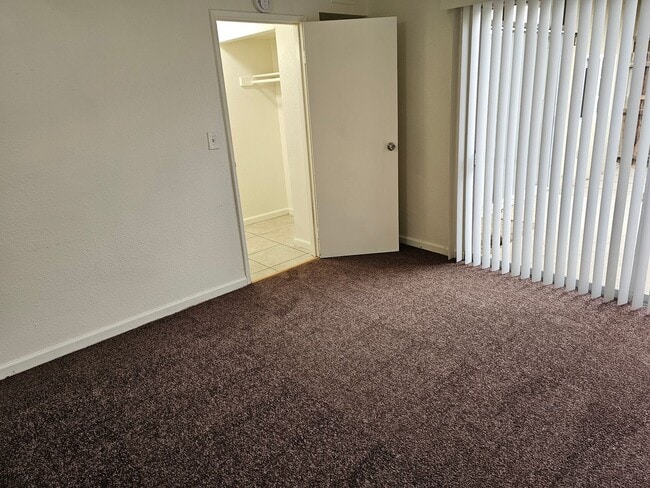 Building Photo - (Section-8 Ok) 3-Bed Apartment home with C...