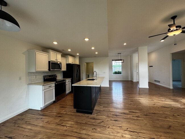 Building Photo - Single Family Home - Available For Rent!