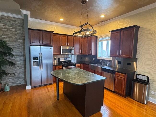 Building Photo - Luxurious, Galewood Penthouse Condo 3BR/2BA