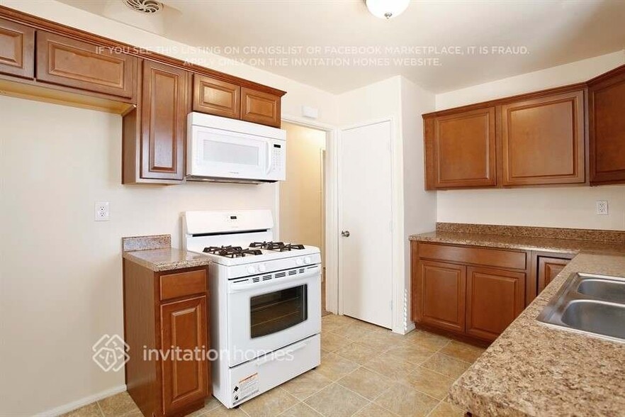 Building Photo - 4546 W Ave L-10