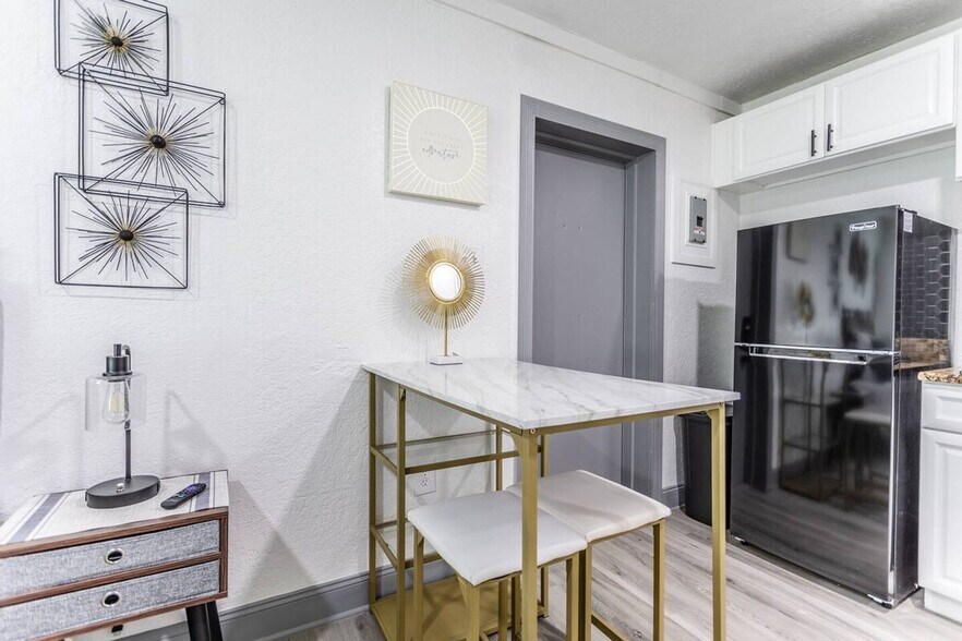 Building Photo - 5343 Hermosa St