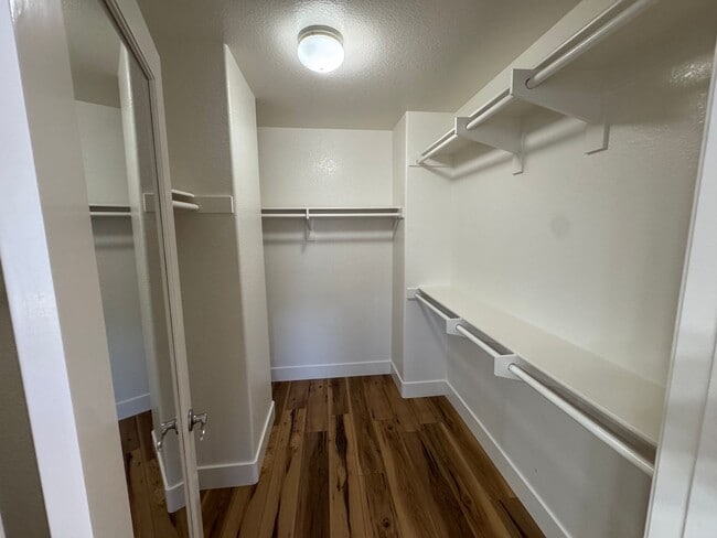 Building Photo - Gorgeous for 4 Bedroom and gated community