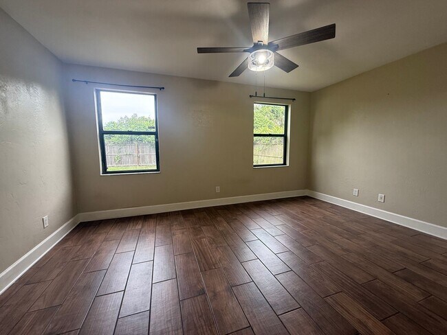 Building Photo - Updated 2-bedroom, 2-bath home in Port Orange