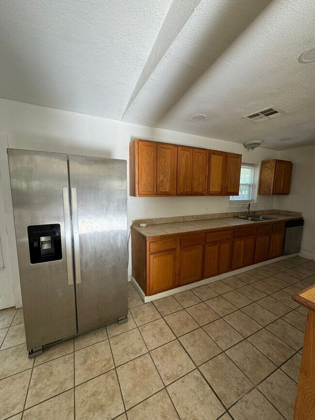 Building Photo - 3 bedroom 1.5 bathroom house!