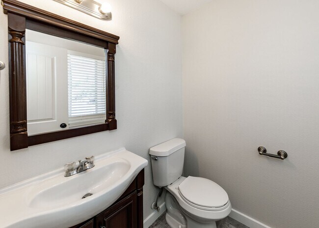 Building Photo - Lovely End Unit 2 Bed Condo, Centrally Located