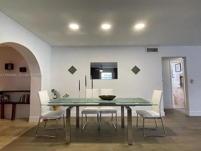 Building Photo - 1143 Lincoln St