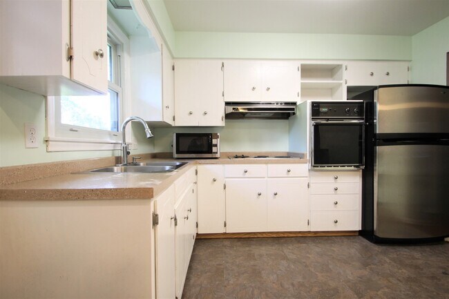 Building Photo - Beautiful and Spacious 3 Bedroom / 2 Bath ...