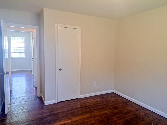 Building Photo - Renovated 4 bedroom 2.5 bath