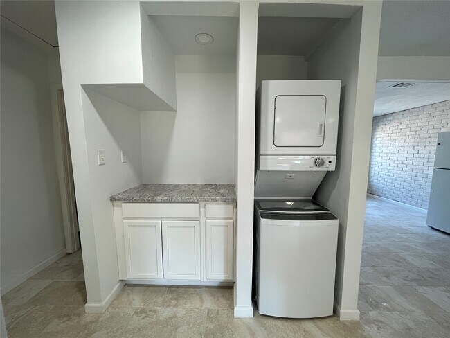 Building Photo - 12829 High Star Dr