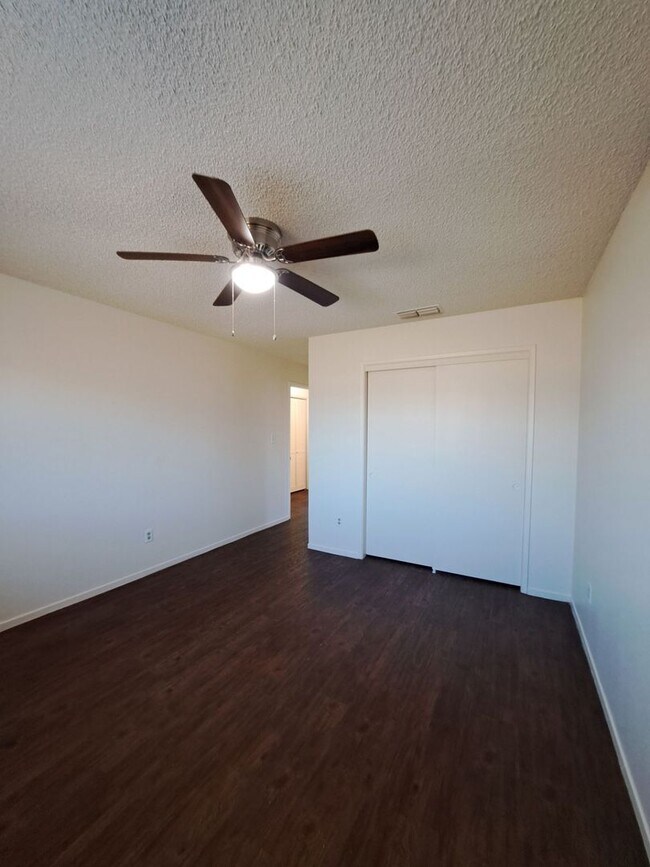 Building Photo - Central Unified District 3-bedroom 2-bathr...
