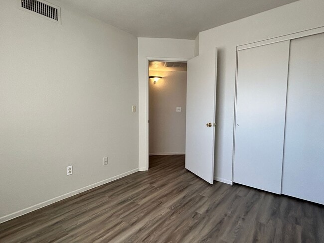 Building Photo - Chandler Townhouse 2 Bed & 1.5 Bath - 2 Story w/New Carpeting Full Size Washer/Dryer