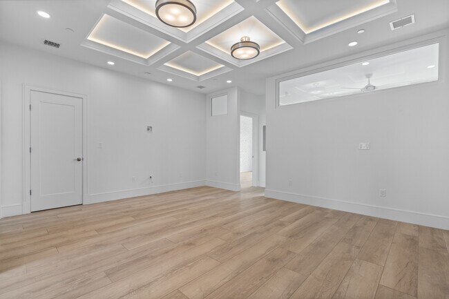 Building Photo - 1572 Beacon St