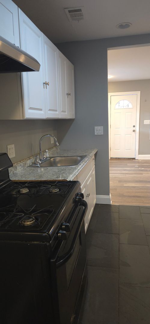 Building Photo - Cute two bed Warren Bungalow