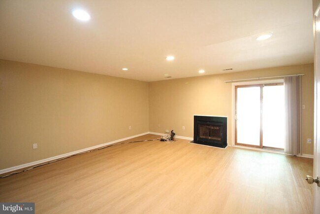 Building Photo - 130 Deer Park Ln