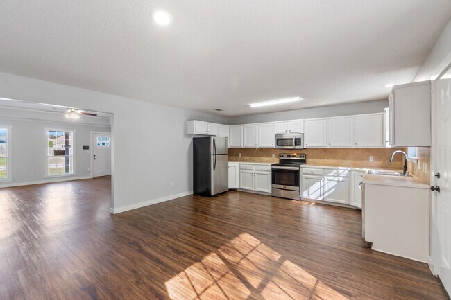 Building Photo - Home in Haskell