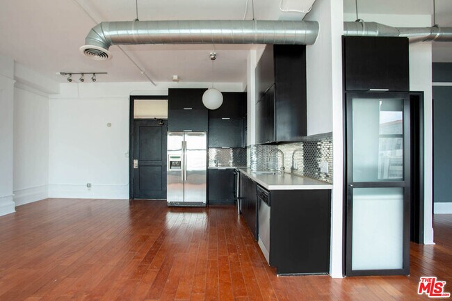 Building Photo - 108 W 2nd St