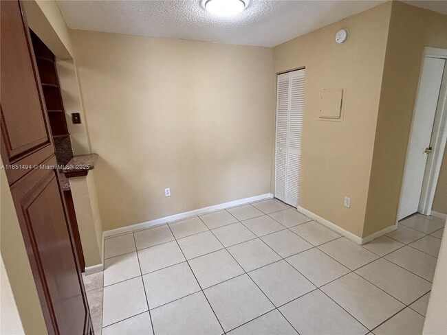 Building Photo - 10810 N Kendall Dr