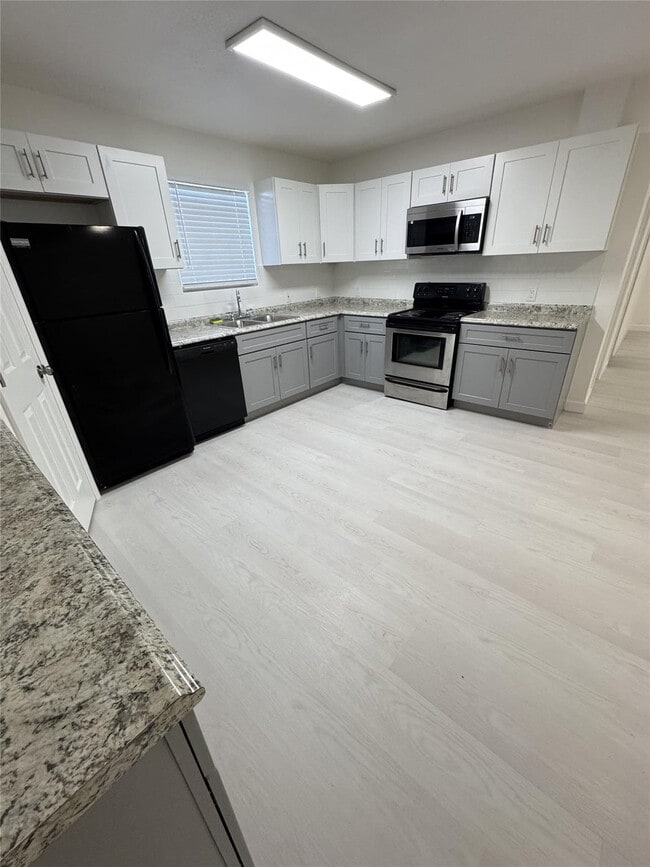 Building Photo - 909 36th St