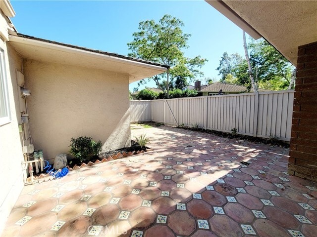 Building Photo - 5155 Thorn Tree Ln