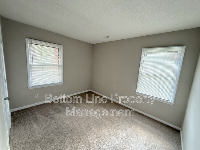 Building Photo - 5301 Rolling Oak Ln