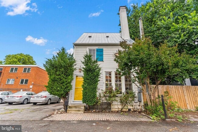 Building Photo - 220 Hollis Alley