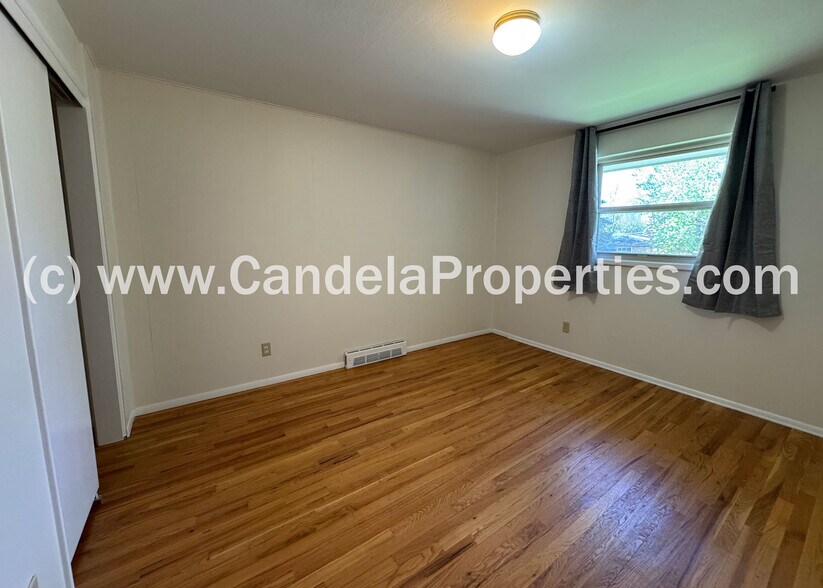 Building Photo - 1021 Adams Dr