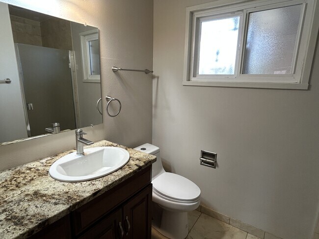Building Photo - 2712 Palomas Dr NE