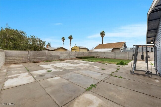 Building Photo - 6440 Bugbee Ave