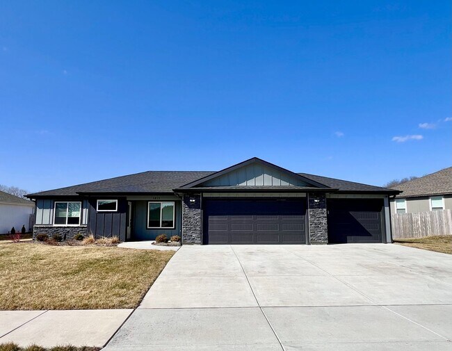 Building Photo - Modern Single-Family Home in Scenic Meadows Neighborhood