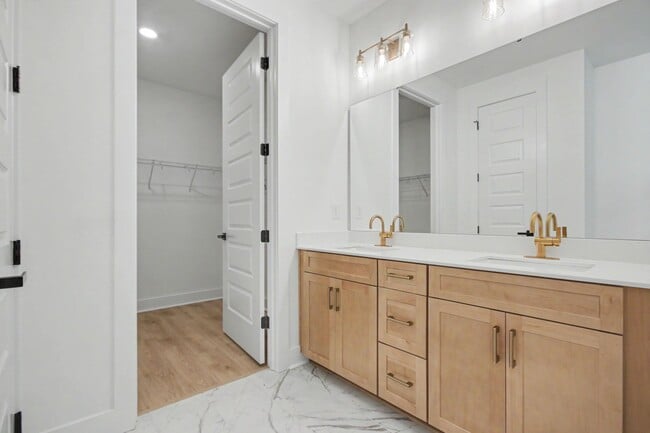 Building Photo - 3084 Claredon St